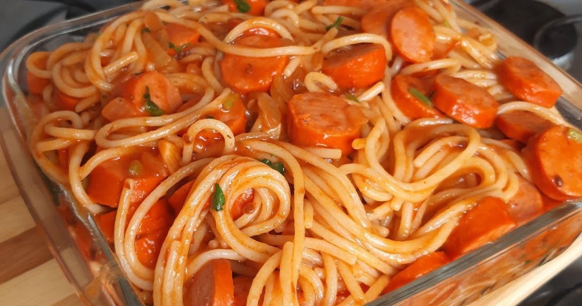 Macarrão, salsicha e um molho de tomate